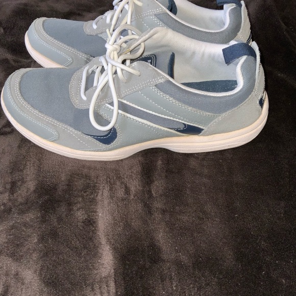 Rockport Shoes, Gray size 9.5, hardly worn like new condition. - Picture 3 of 5